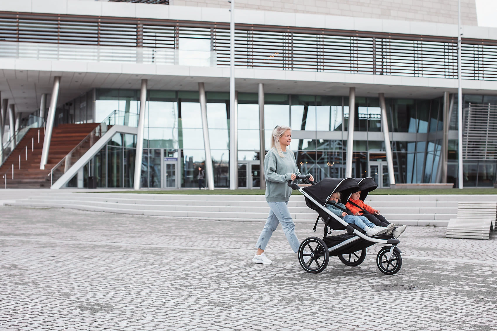 Thule Urban Glide 2, Geschwisterwagen Aluminium/Jet Schwarz 4 Thule Urban Glide 2, Geschwisterwagen Aluminium/Jet Schwarz – Bild 2